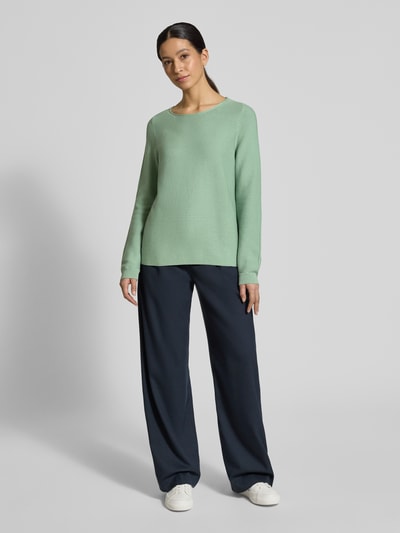 Vrouwenmodel draagt Regular Fit Pullover mit Strukturmuster van Christian Berg Woman in lichtgroen katoen, ronde hals, elastische mouwuiteinden, structuureffect, smalle boorden, volledige lichaamsvoorzijde.