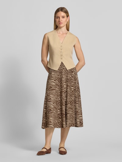 Vrouwenmodel draagt rok van katoenmix met zebraprint, bruin en beige, Midi-Rock aus Baumwoll-Mix Modell 'ILENIAA LARAA' van Armedangels, dames, geheellichaamsaanzicht van voren.