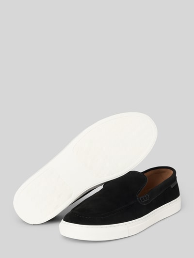 Productfoto, loafers van echt leer met logodetail van PS Poelman, afgeronde pasvorm, geprofileerde zool, heren, hakhoogte maat 44: 3 cm, schachthoogte maat 44: 6 cm, schachtbreedte maat 44: 13 cm, zwart met witte zool, gladde textuur