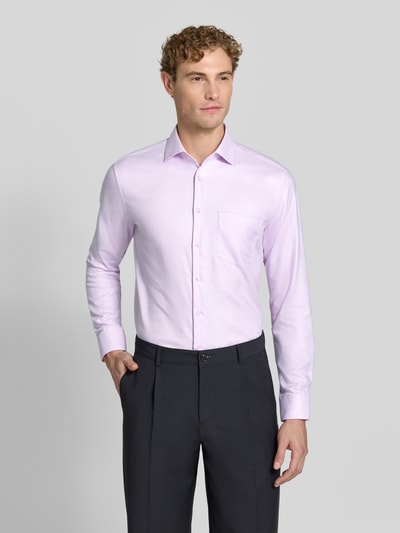 Męski model nosi Regular Fit Businesshemd aus reiner Baumwolle Modell 'New Kent Patch' od Seidensticker, jasnofioletowy, gładka tekstura, widok całej sylwetki z przodu, koszule biznesowe.