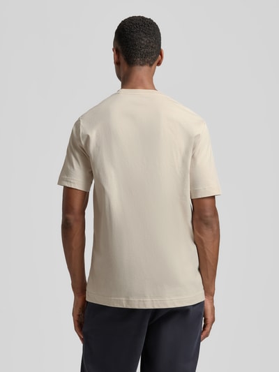 Männermodel trägt Regular Fit T-Shirt aus reiner Baumwolle von Marc O'Polo, unifarben, kurzarm, Rückansicht, Ganzkörperansicht Rückansicht.