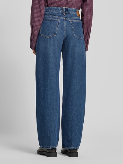 Vrouwenmodel draagt Relaxed Fit Jeans uit puur katoen van DRYKORN, blauwe tint, 5-pocketmodel, knoop- en ritssluiting, geheel achteraanzicht.
