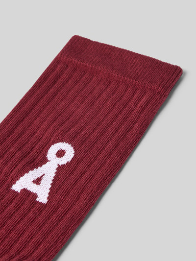 Productfoto, sokken uit katoenmix model 'SAAMUS' van ARMEDANGELS, Dames sokken, bordeauxrood met witte accenten, geribbelde textuur