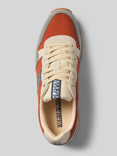 Produktfoto, Sneaker mit Label-Details Modell 'COSMOS' von Napapijri, pomarańcz, beż i szary, zaokrąglony nosek, sznurowadła, gumowa podeszwa, wysokość obcasa w rozmiarze 44: 3 cm, wysokość cholewki w rozmiarze 44: 9 cm, szerokość w rozmiarze 44: 7 cm
