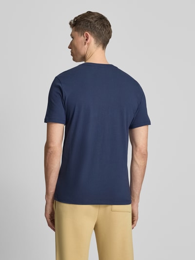 Männermodel trägt T-Shirt mit Logo und Rundhalsausschnitt von GAP, Herren T-Shirt aus reiner Baumwolle, Regular-Fit, Rückenlänge 72 cm, Ganzkörperansicht Rückansicht