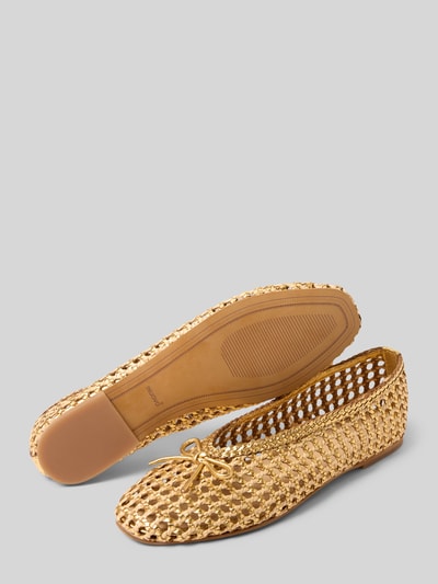 Produktfoto, Ballerinas aus Leder-Mix in Flecht-Optik von INUOVO in Gold mit Zierschleife, semitransparent, glatte Sohle, abgerundete Passform