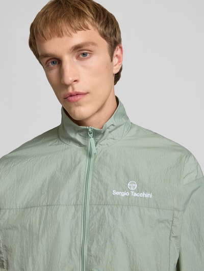 Männermodel trägt Regular Fit Jacke mit Stehkragen Modell 'Nayla' von SERGIO TACCHINI, hellgrün, Reißverschluss, Nahaufnahme Oberkörper.