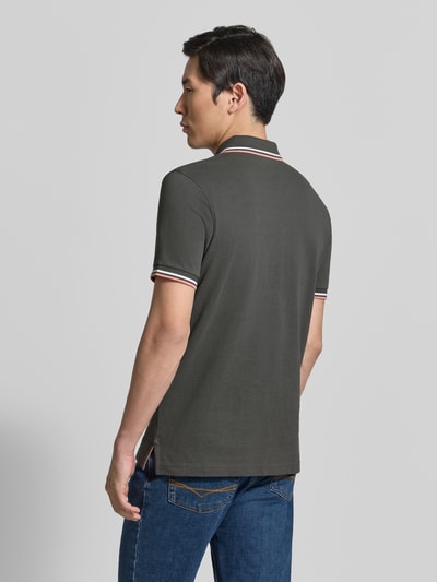 Männermodel trägt Regular Fit Poloshirt mit Kontraststreifen van Christian Berg Men van puur katoen, ruglengte bij maat M 71 cm, ganzkörperansicht rückansicht.