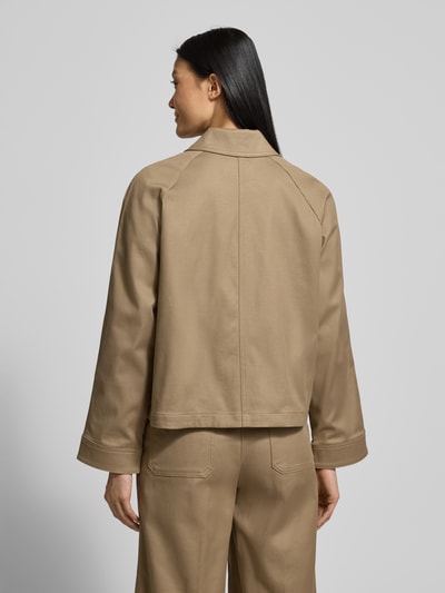 Frauenmodel trägt Regular Fit Hemdjacke aus Baumwoll-Mix von Marc O'Polo in Beige, unifarben, langarm, Rückansicht, Ganzkörperansicht.