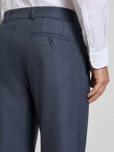 Männermodel trägt Anzughose mit französischen Eingrifftaschen Modell 'Ole' von CG - Club of Gents im Material-Mix mit Viskose-Anteil, Detailaufnahme Rückansicht.