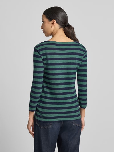 Frauenmodel trägt Longsleeve mit 3/4-Arm von Christian Berg Woman, gestreift in Dunkelblau und Grün, reine Baumwolle, gerader Schnitt, Rückansicht, Rückenlänge bei Größe S 54 cm.