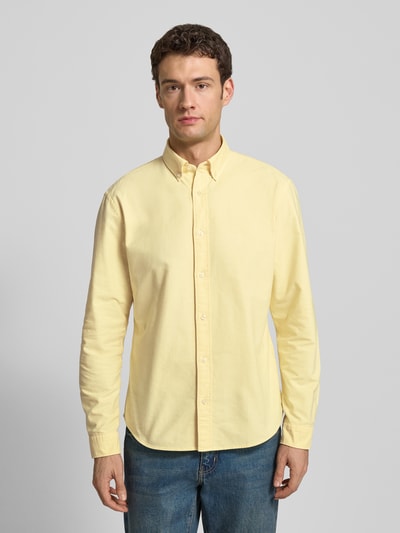 Männermodel trägt Freizeithemd mit Knopfleiste von MCNEAL in Gelb, Reine Baumwolle, Regular-Fit, Button-Down-Kragen, Ganzkörperansicht von vorne.