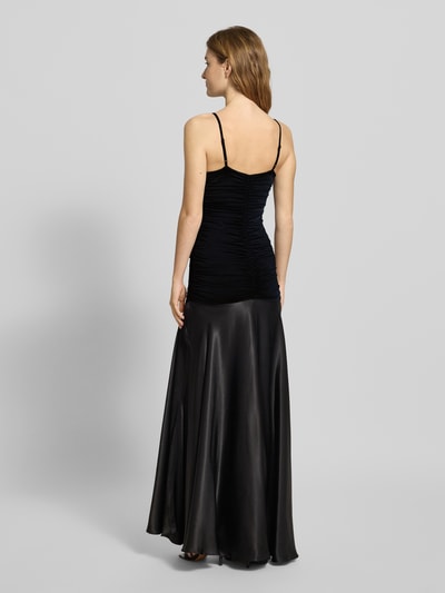 Frauenmodel trägt Slim Fit Abendkleid mit Raffungen Modell 'Lavanda' von Bardot, elastischer Material-Mix, Rückansicht, Ganzkörperansicht.