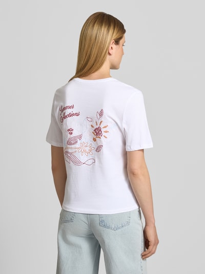Vrouwenmodel draagt Relaxed Fit T-shirt met ronde hals model 'Jeanitta' van MSCH Copenhagen van puur katoen, ruglengte maat XS/S 58 cm, Ganzkörperansicht Rückansicht.