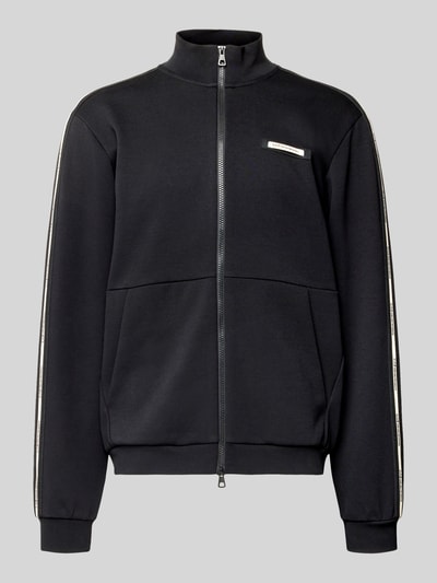 Produktfoto, Sweatjacke mit Stehkragen und Zweiwege-Reißverschluss von EA7 Emporio Armani, czarny kolor, krój regular fit, detal z logo, praktyczne kieszenie, tekstura gładka, kontekst: długość tyłu w rozmiarze M: 68 cm, długość rękawa w rozmiarze M: 67 cm.