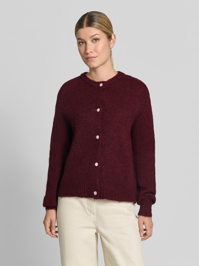 Frauenmodel trägt Cardigan mit Alpaka-Anteil und Rundhalsausschnitt Modell 'OTIA' von b.young, weinrot, Regular Fit, Nahaufnahme Oberkörper.