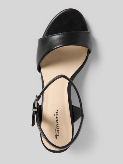 Produktfoto, Sandaletten mit Stiletto-Absatz von Tamaris in schwarzer Lederoptik, runde Schuhspitze, strukturierte Sohle, Label-Prägung