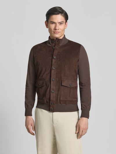 Männermodel trägt Veloursjacke mit Stehkragen und Knopfleiste von GRAN SASSO in Braun, Regular Fit, Ganzkörperansicht von vorne.