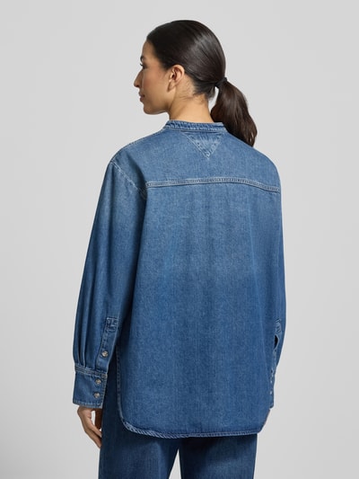 Vrouwenmodel draagt Relaxed Fit Jeansblouse uit katoen-lyocell-mix van Tommy Hilfiger, denimlook, maokraag, logostitching, lange mouw, afgeronde rompzoom, doorlopende knoopsluiting, mouwboorden, Ganzkörperansicht Rückansicht.