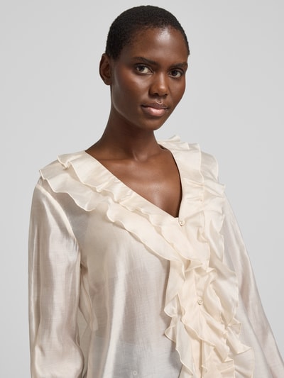 Frauenmodel trägt Regular Fit Bluse aus Lyocell-Mix mit Volants von comma, cremefarben, V-Ausschnitt, Nahaufnahme Oberkörper.