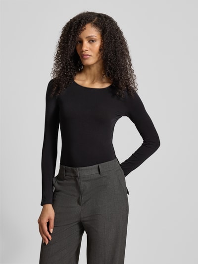 Kobiece model prezentuje Slim Fit langärmliges Unterhemd mit Woll-Anteil Model 'B.PURE' od BOSS, efekt: jednolity kolor, krój slim fit, okrągły dekolt, długi rękaw; ganzkörperansicht z przodu.