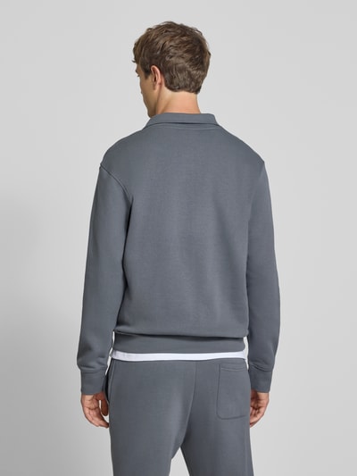 Männermodel trägt Regular Fit Sweatshirt aus Baumwoll-Mix Modell 'Soho' von JACK & JONES in Grau, elastische Abschlüsse, Ganzkörperansicht Rückansicht.