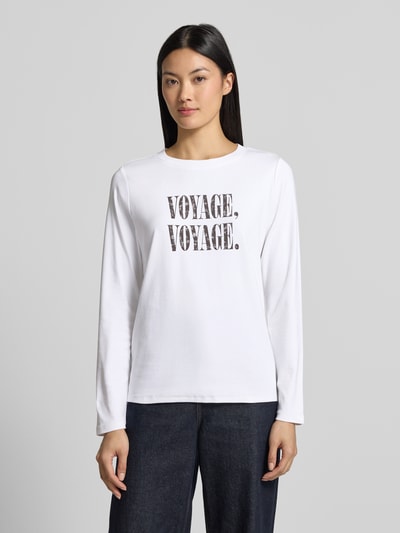 Frauenmodel trägt Longsleeve mit Statement-Print von COMMA, weißer Baumwoll-Elasthan-Mix, gerader Schnitt, Rundhalsausschnitt, Ganzkörperansicht von vorne.