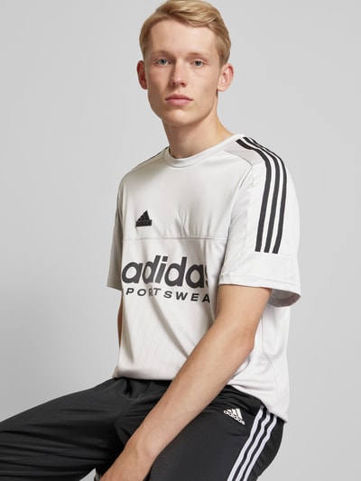 ADIDAS SPORTSWEAR T-shirt met labelprint Lichtgrijs - 3