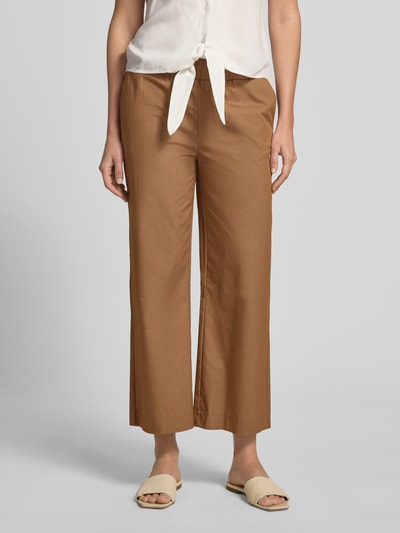 Vrouwenmodel draagt dames broek met katoenmix en stretch van monari, verkorte pasvorm, elastische band, model 'Sarah', binnenbeenlengte 65 cm, bandwijdte maat 36, voorkant volledig in beeld, detailopname onderlichaam.