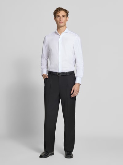 Männermodel trägt Slim Fit Business-Hemd aus reiner Baumwolle von Christian Berg Men, weiß, Haikragen, Ganzkörperansicht von vorne.