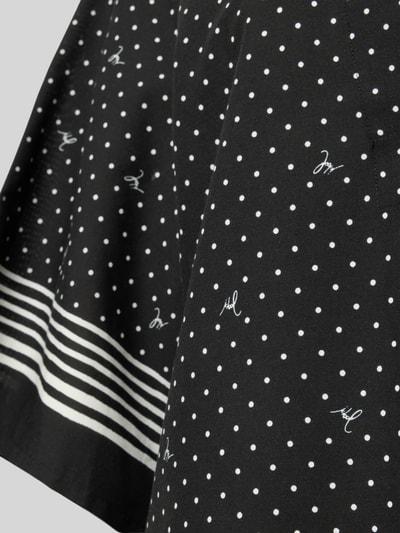 Frauenmodel trägt Minikleid mit Schlüssellochausschnitt Modell 'Brismar' von JOOP! Collection, schwarz mit weißen Punkten, Baumwoll-Modal-Mix, Nahaufnahme Detailaufnahme.