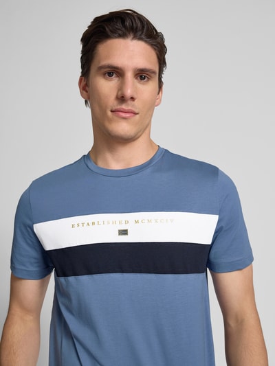Christian Berg Men T-Shirt mit Label-Print Jeansblau 3