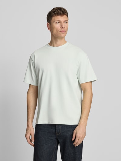 Mężczyznamodel nosi Oversized T-Shirt mit Rundhalsausschnitt von Lindbergh, męski t-shirt z bawełny, detal z logo, długość tyłu 70 cm, Ganzkörperansicht von vorne