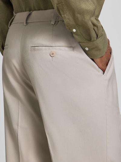 Männermodel trägt Straight Fit Hose mit viscose van Jake*s, elastische materiaalmix, bandplooien, achterzak, detailopname rugaanzicht