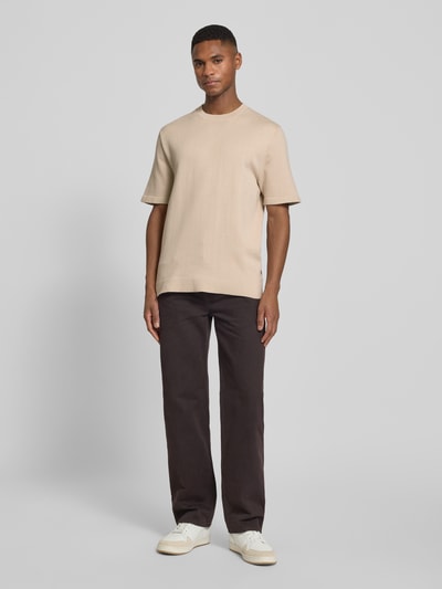 Männermodel trägt T-Shirt mit Label-Detail Modell 'MILANO' von Jack & Jones Premium, Baumwoll-Mix, gerade Form, Ganzkörperansicht von vorne.