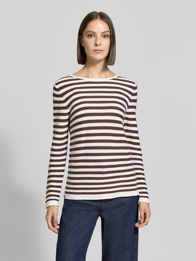 Frauenmodel trägt Regular Fit Pullover aus reiner Baumwolle von Tom Tailor, braun-weiß gestreift, kombinierbar, Damen Pullover, Ganzkörperansicht von vorne.