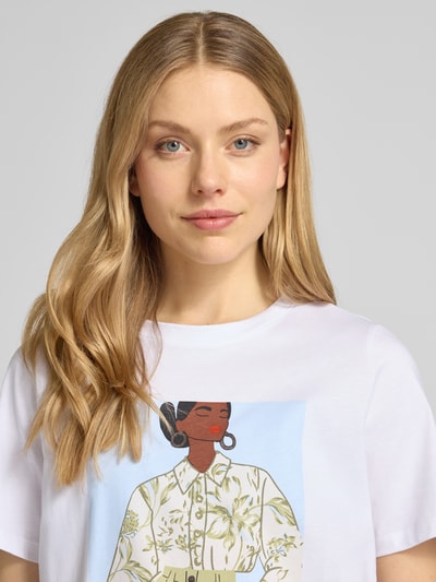 Vrouwenmodel draagt Relaxed Fit T-Shirt uit zuivere katoen van s.Oliver RED LABEL, effen wit met motiefprint, ronde hals, jersey textuur, korte mouw, detailopname bovenlichaam.