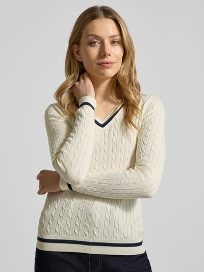Vrouwenmodel draagt Slim Fit Longsleeve in Strick-Optik van Christian Berg Woman, katoenmix, v-hals, elastische boorden, structuur, vooraanzicht van het bovenlichaam.