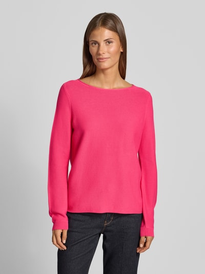 Frauenmodel trägt Pullover aus reiner Baumwolle in Strick-Optik von Christian Berg Woman, kräftiges Pink, schlichtes Design, Nahaufnahme Oberkörper. Kontext: Damen Pullover, körpernahe Passform, Rundhalsausschnitt, Rückenlänge bei Größe S 58 cm, Ärmellänge 66 cm.