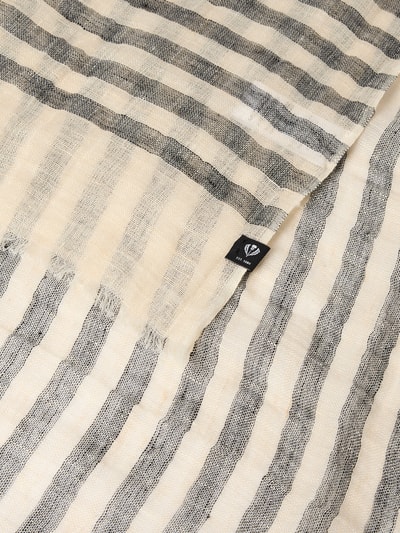 Produktfoto, Leinenschal mit Logo-Detail von Fraas, prostokątny len, czarne i beżowe paski, frędzle, Szerokość w rozmiarze 1: 60 cm, długość: 184 cm