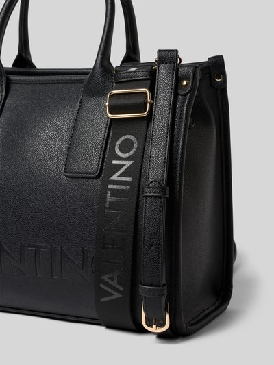 Produktfoto, schwarze Handtasche mit Logo-Prägung Modell 'FOXY' von VALENTINO BAGS, Hauptfach mit Reißverschluss, Tragegriffe, verstellbarer Schultergurt mit eingewebtem Logo, Reißverschlusstasche innen, Maße ca. 34x26x15 cm, Riemenlänge ca. 38 cm, strukturierte Leder-Optik