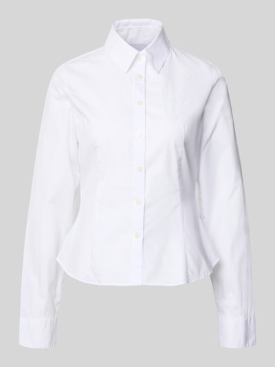 Produktfoto, Slim Fit Bluse mit Knopfleiste von Guess Jeans, weiße Baumwolle, Hemdblusenkragen, schmale Passform, glatte Textur