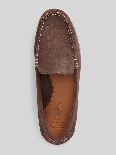 Productfoto, Loafer uit echt leer van Polo Ralph Lauren in bruin suède met ronde neus, blokhak en gestructureerde zool, unicolor, labelopdruk, logo-opdruk, slip-on design, materiaalverwerking suède, lederlook.