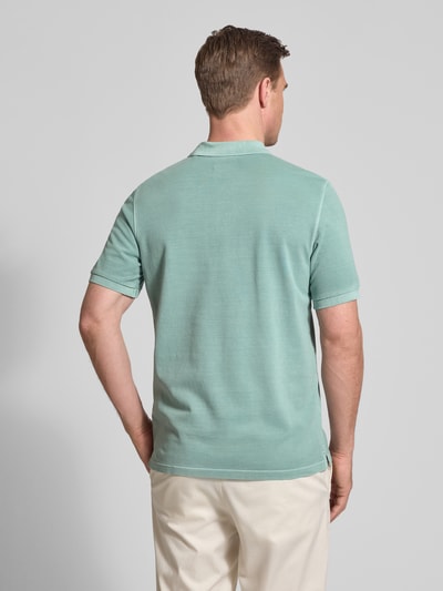 Männermodel trägt Regular Fit Poloshirt aus reiner Baumwolle von Marc O'Polo, Optik: Unifarben, Ganzkörperansicht Rückansicht.