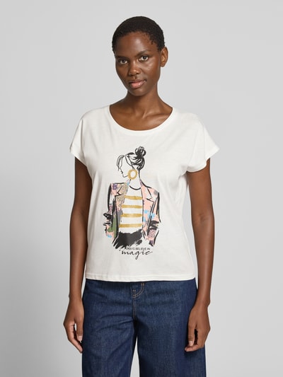 Frauenmodel trägt Damen T-Shirt mit Motiv- und Statement-Print von Christian Berg Woman, Baumwoll-Viskose-Mix, Rundhalsausschnitt, weiße Farbe, Regular-Fit, Rückenlänge bei Größe S 57 cm, Ganzkörperansicht von vorne.