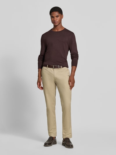 Männermodel trägt Strickpullover mit geripptem Rundhalsausschnitt von MCNEAL, taillierte Passform, Ganzkörperansicht von vorne.