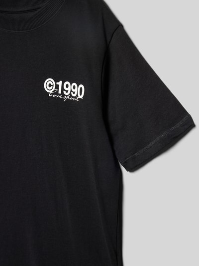 Produktfoto, Kinder T-Shirt aus Baumwolle von JACK & JONES in Schwarz mit weißem Print, gerader Schnitt, Rundhalsausschnitt, kurzärmelig.