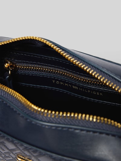 Tommy Hilfiger Kameratasche mit großflächiger Logo-Prägung Dunkelblau 5