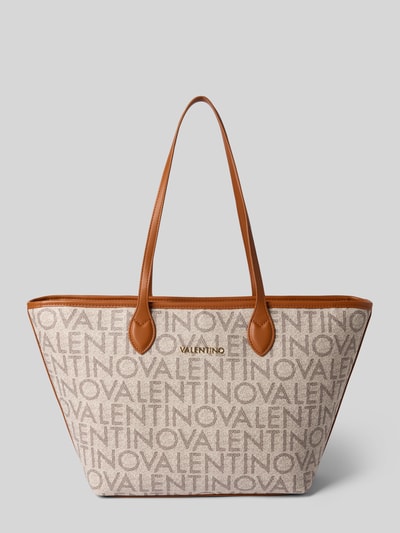 Produktfoto, Shopper mit Logo-Muster und Label-Applikation von VALENTINO BAGS, beige-braune Farben, strukturierte Oberfläche, Tragehenkel, Maße 50x28x14 cm, Schulterriemen 49 cm, Hauptfach mit Reißverschluss