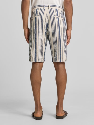 Männermodel draagt Bermudas aus Lyocell-Mix Modell 'JUNO' van CINQUE in all-over look met steekzakken, regular fit, ganzkörperansicht rückansicht.